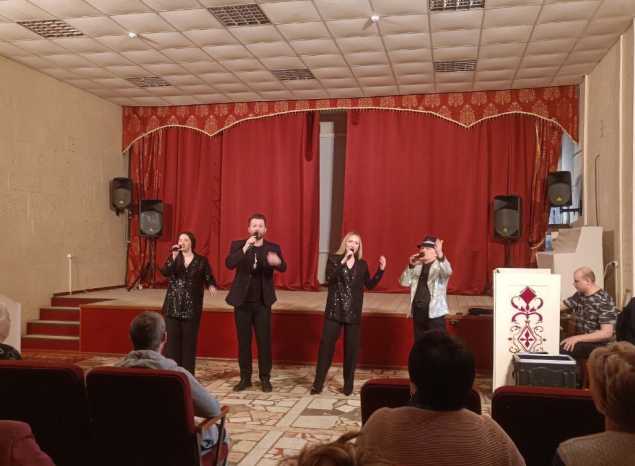 Солисты ЭДА «Экспресс-бэнд» выступили для эвакуированных граждан